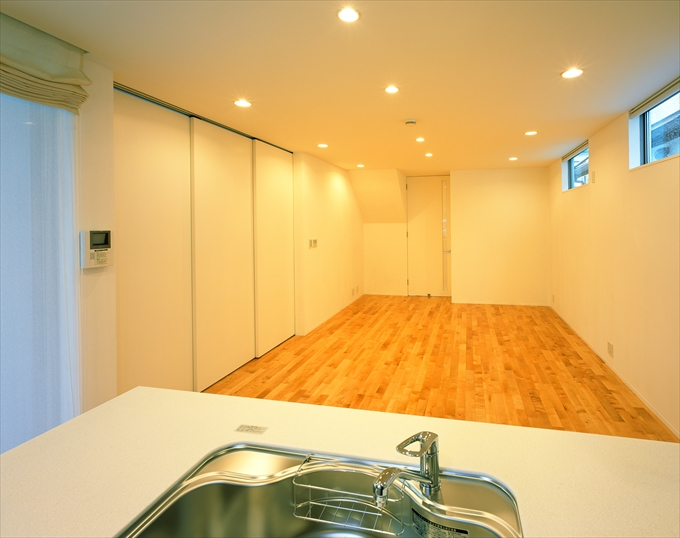 和室に繋がる扉を閉めたリビング