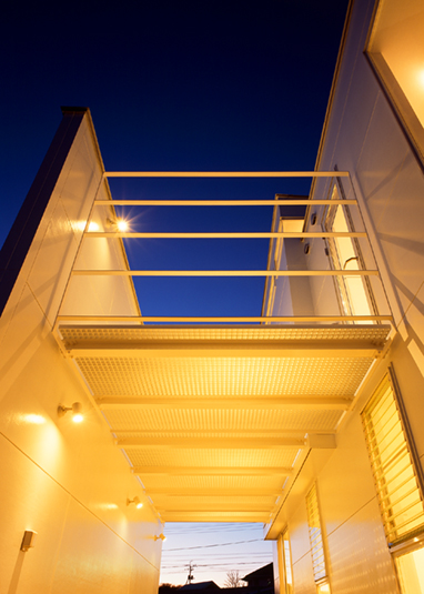 １階から２階のバルコニーを見上げる