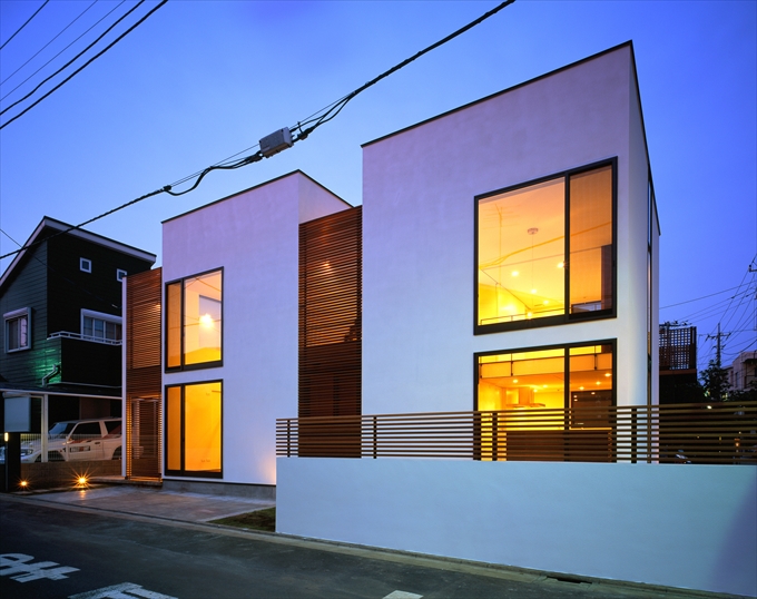 シンメトリーの４つの窓から漏れる温かい光