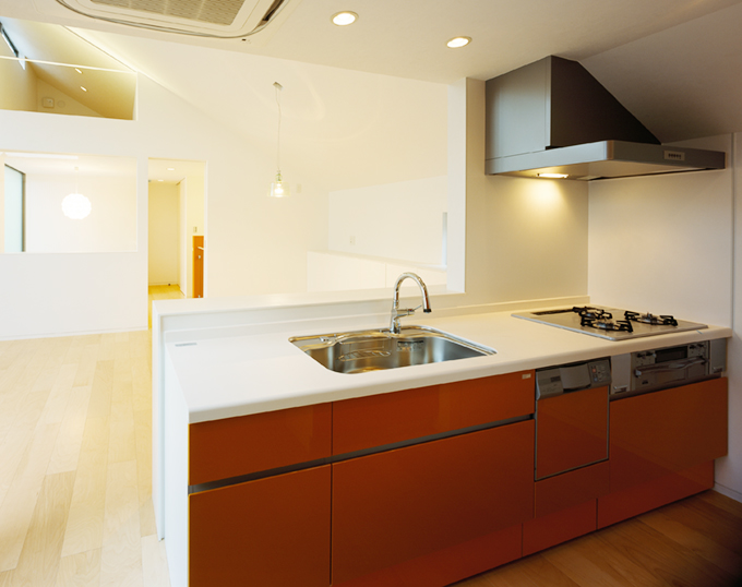 キッチンからリビングを眺める