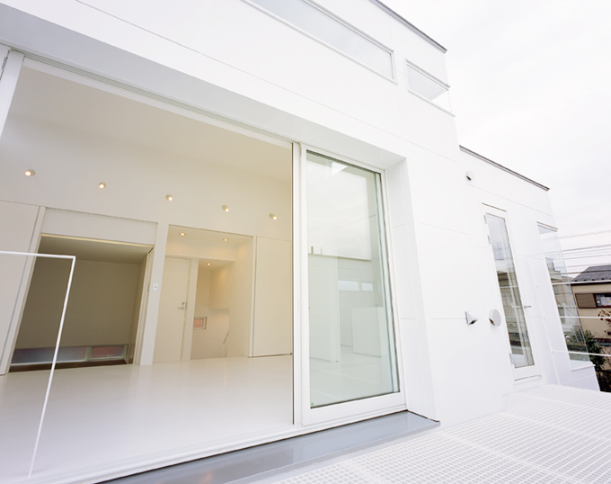 バルコニーから続くリビング