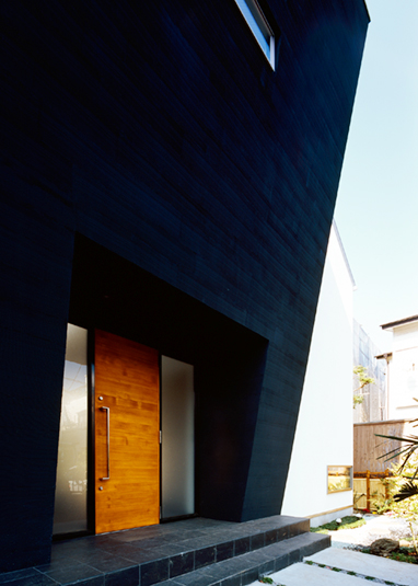 重厚な木の玄関ドア