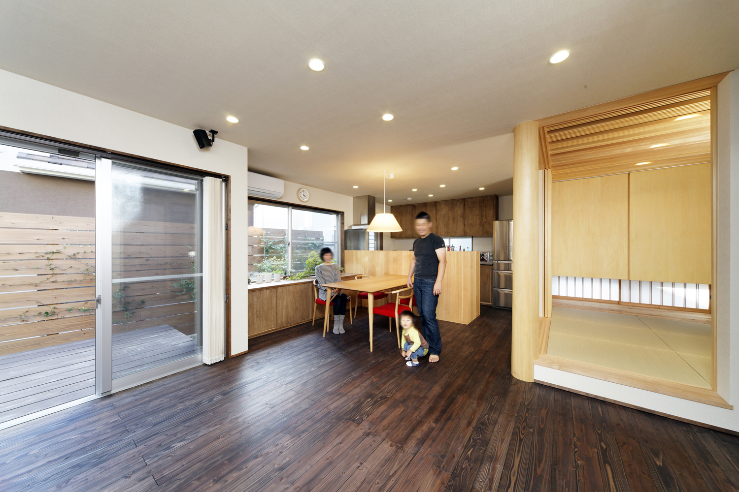 それぞれ使用目的によって効果的に木材を替えた、包み込むような柔らかい空間が印象的なダイニング・キッチン＋和室