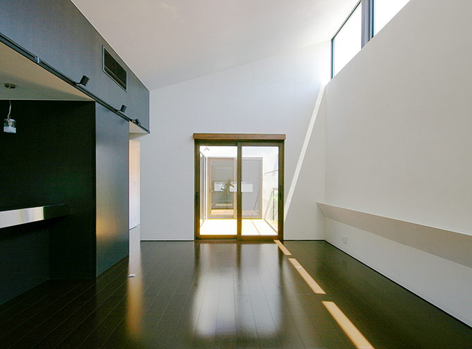 中庭は挟んで空間が連続する。