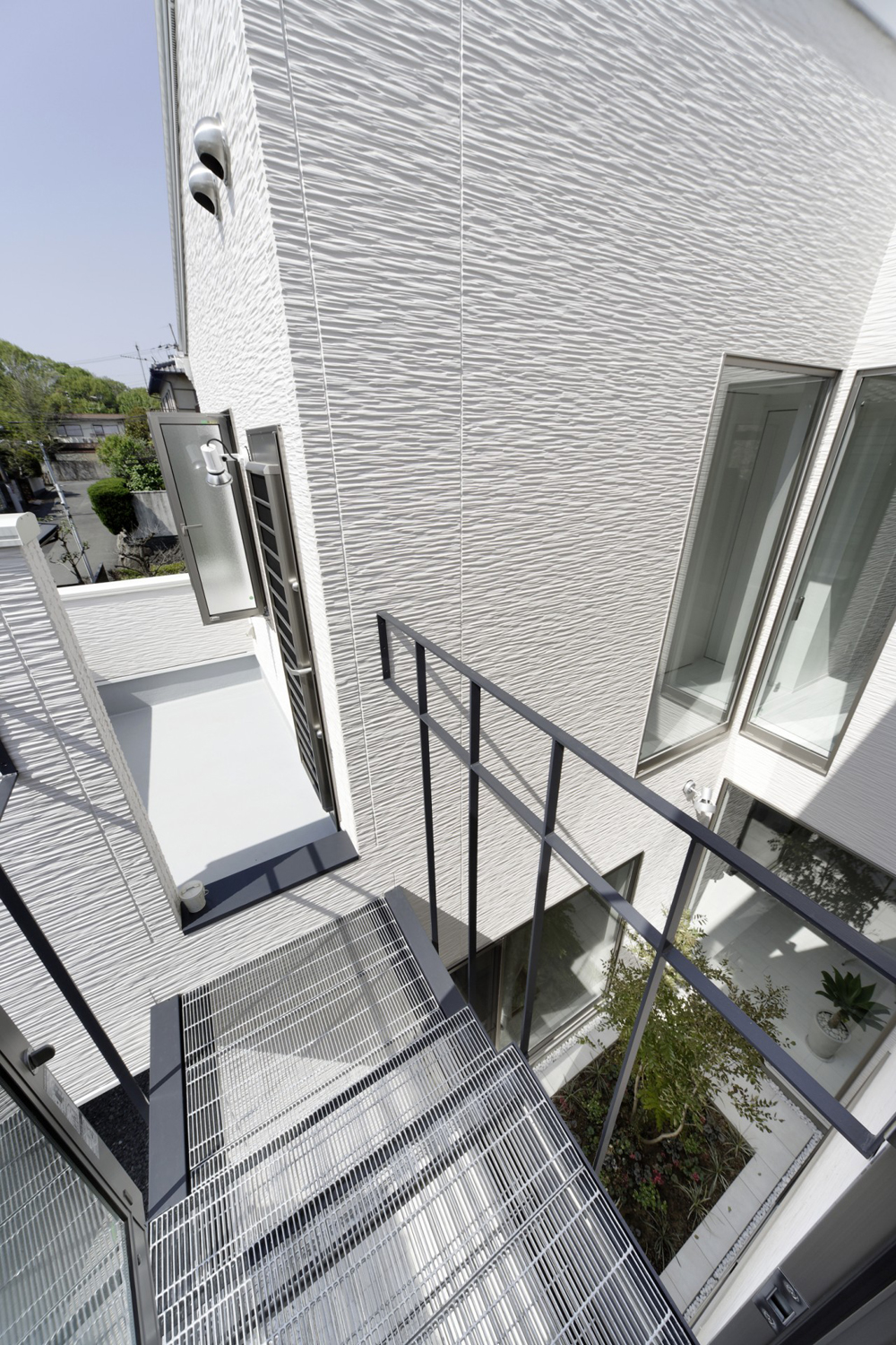 中庭の空間を損ねないようにデザインされた、バルコニー＋外階段