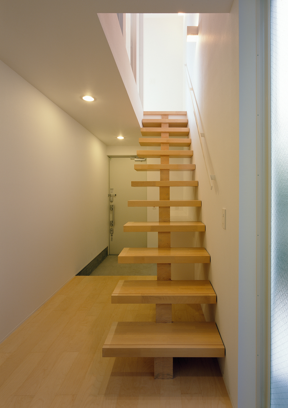 厚みのある、重厚感たっぷりの木材がインパクト絶大な階段