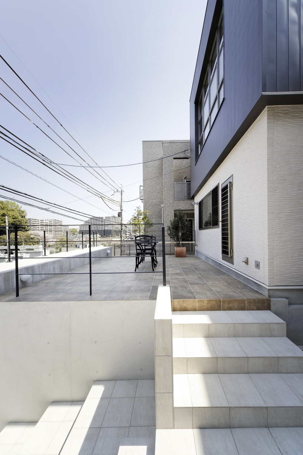 大きめのタイルを上品に使い分けた、優雅なテラス・バルコニー