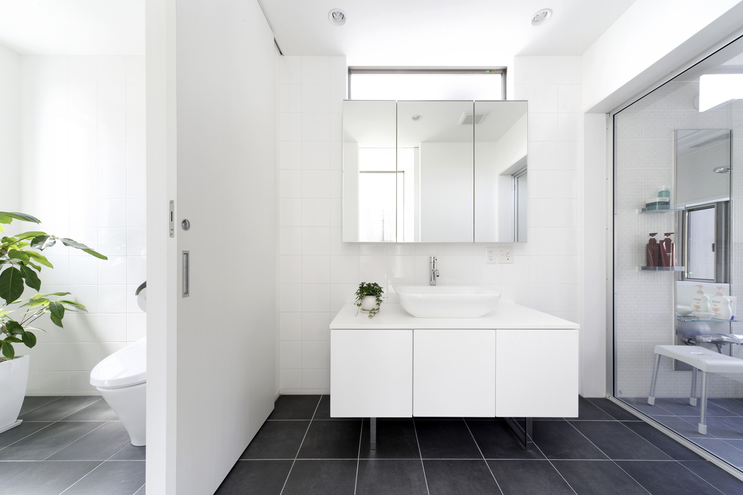 独立型の浴室・洗面所・トイレでありながら、広々と一体感をもたせたオシャレな水回り