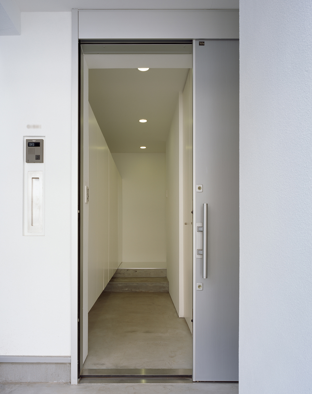 上下にスペースをもたせた軽やかなシューズボックスが印象的な、玄関スペース