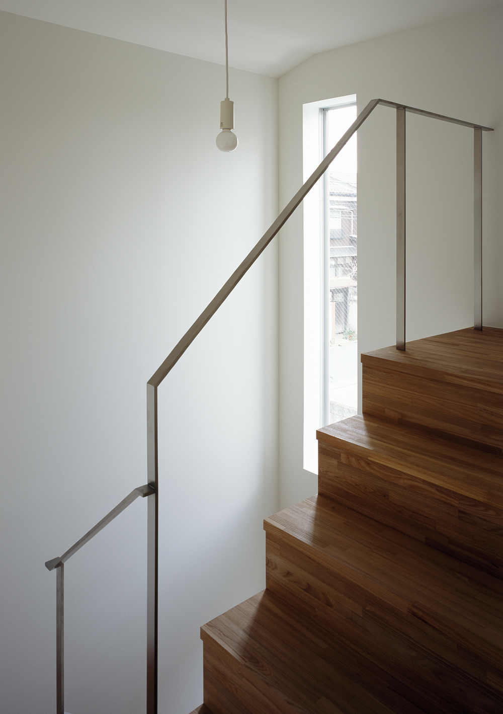 無垢のフローリング材をそのまま階段に使用した、動きのある階段