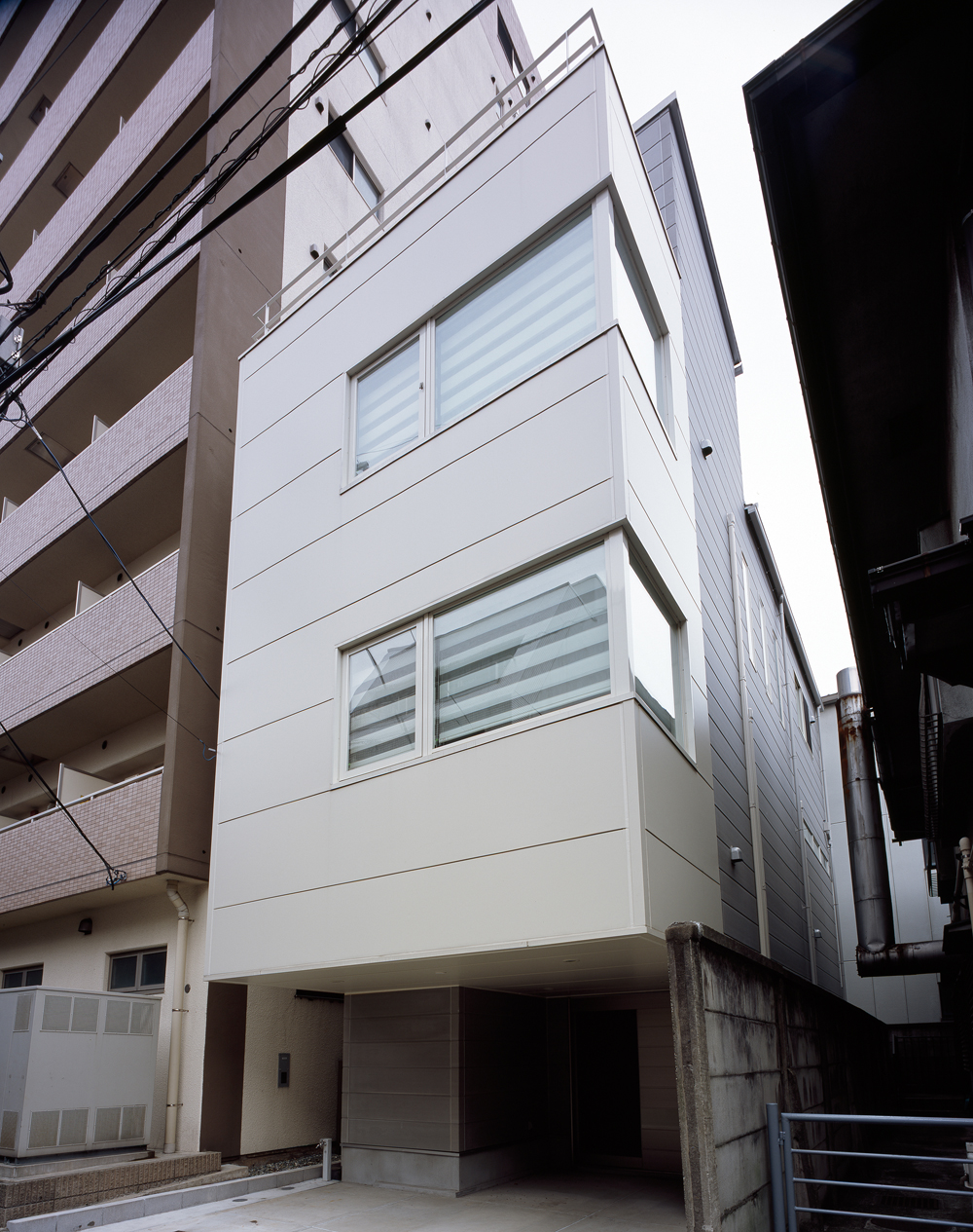 密集地ながら、開口部位置の工夫により充分な採光が取れる外観