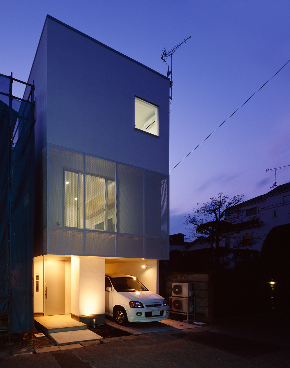 意匠性と防犯性を兼ね備えた、ファサードがアルミパンチングの外観