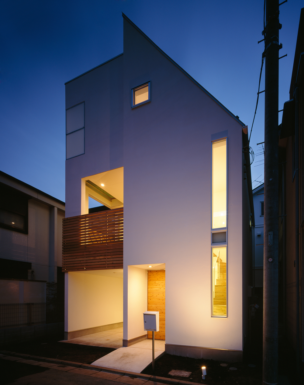 造形的な佇まいが印象的な、光の美しい夜の外観