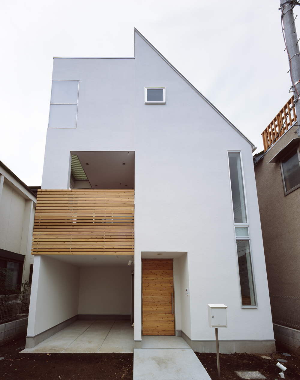 木材スリットの経年変化が、うまく味になっていくことが楽しみな外観