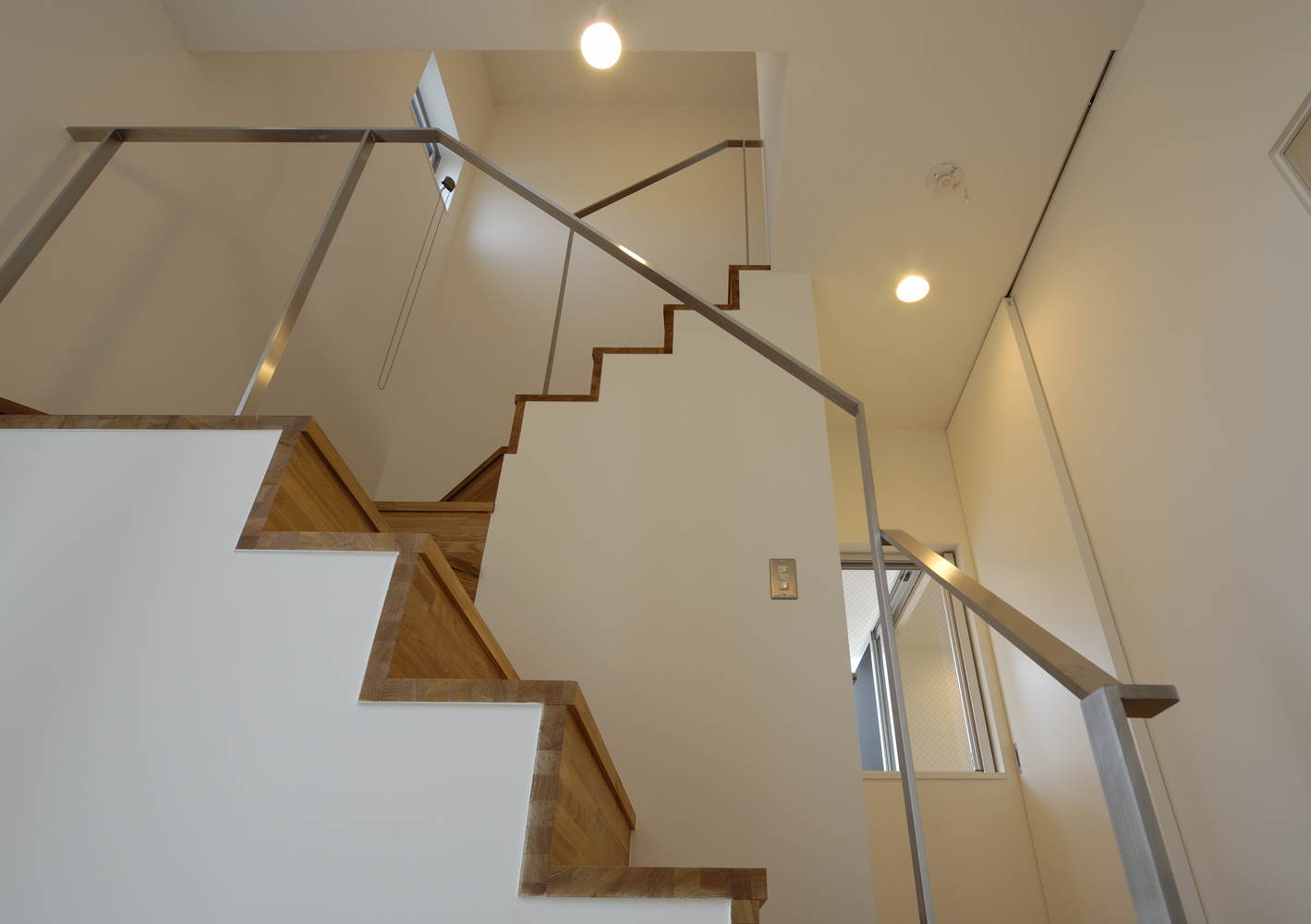 シンプルで美しい仕上がりの、ステンレスでできた手すり