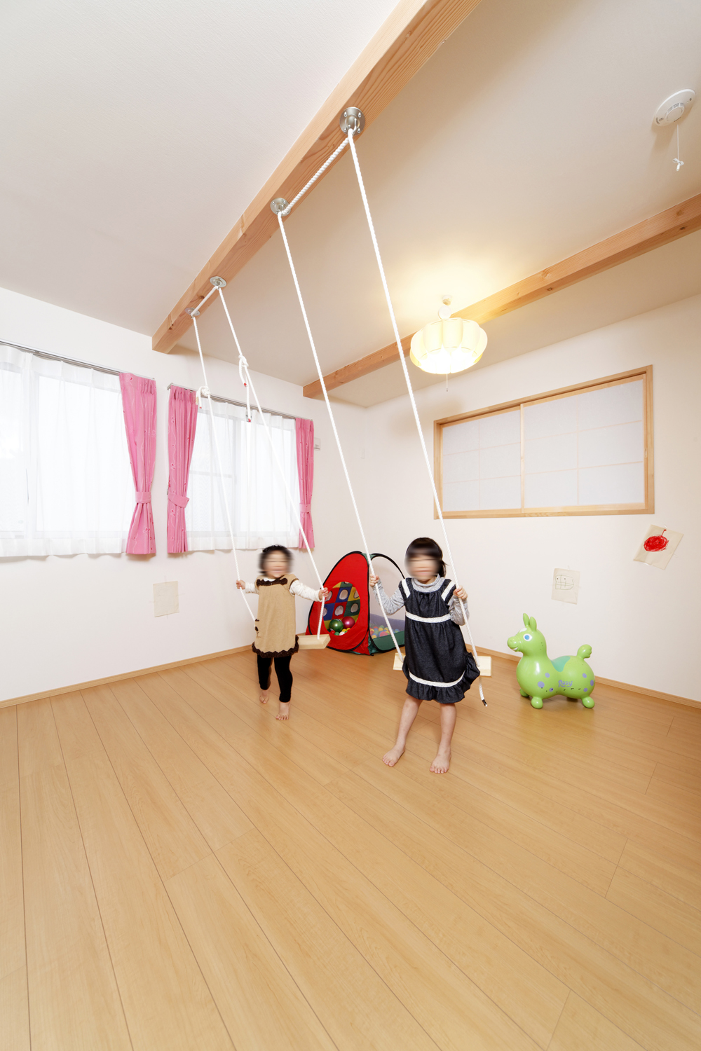 LDKと吹き抜けを介し繋がる、ブランコで遊べる子供部屋