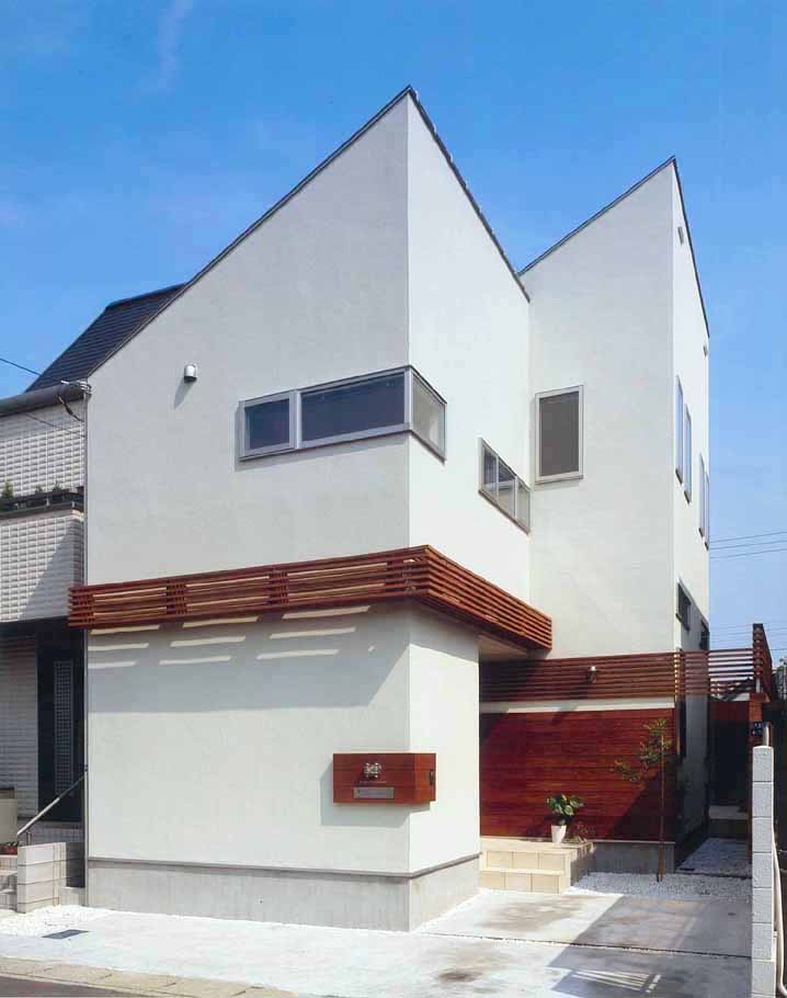 施主の趣味でもある、ヨットからヨットクラブをイメージした外観