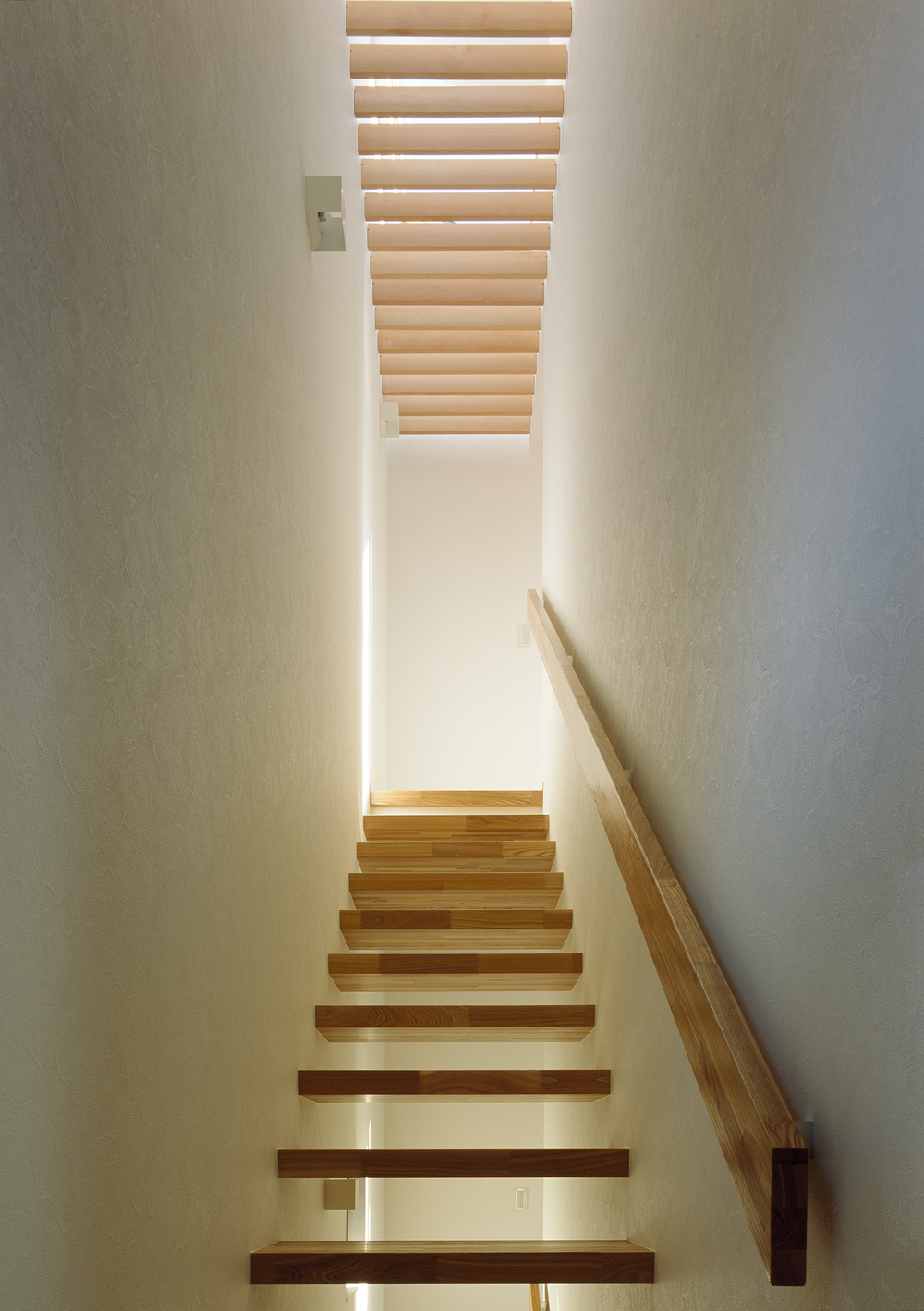 幅のある手すりと踏面を揃えて、優しい木のぬくもりが引き立つ階段