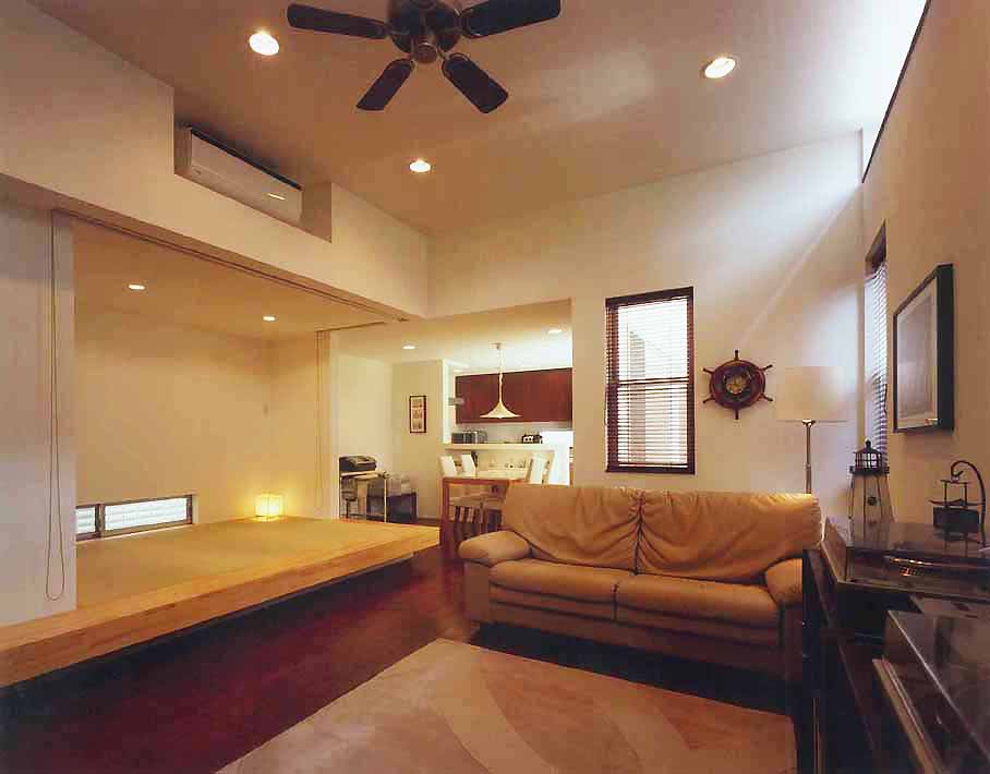 シーリングファンと舵のオブジェで、船舶内のような趣きを出したリビング