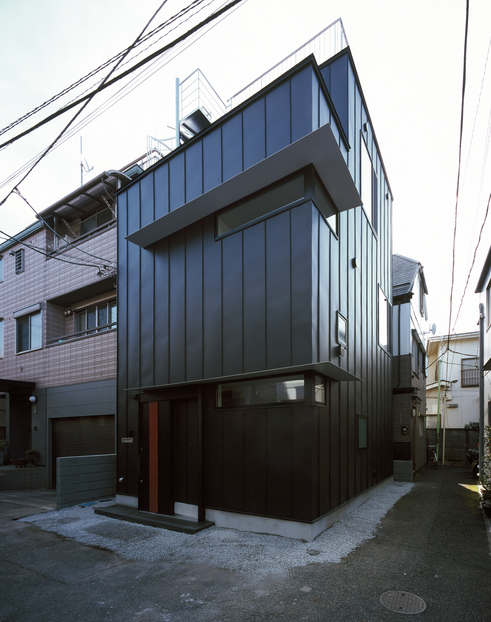 黒のガルバリウム鋼板をくるりと回したクールな北西面外観