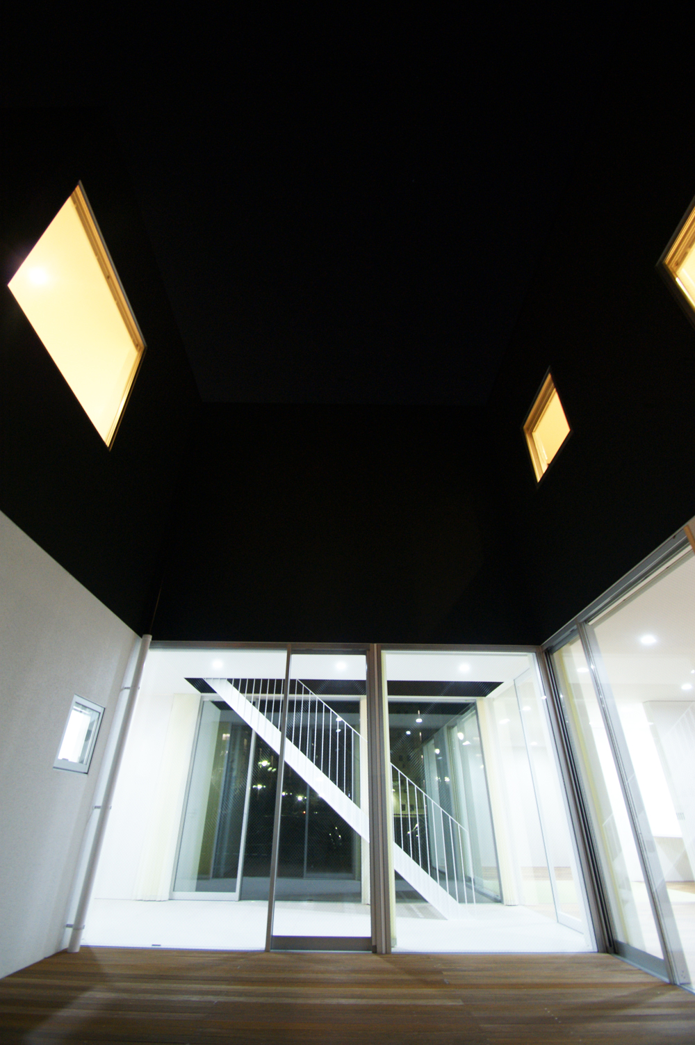 夜になると、真っ黒の闇のような空間と白く明るい空間が混在する幻想的な中庭