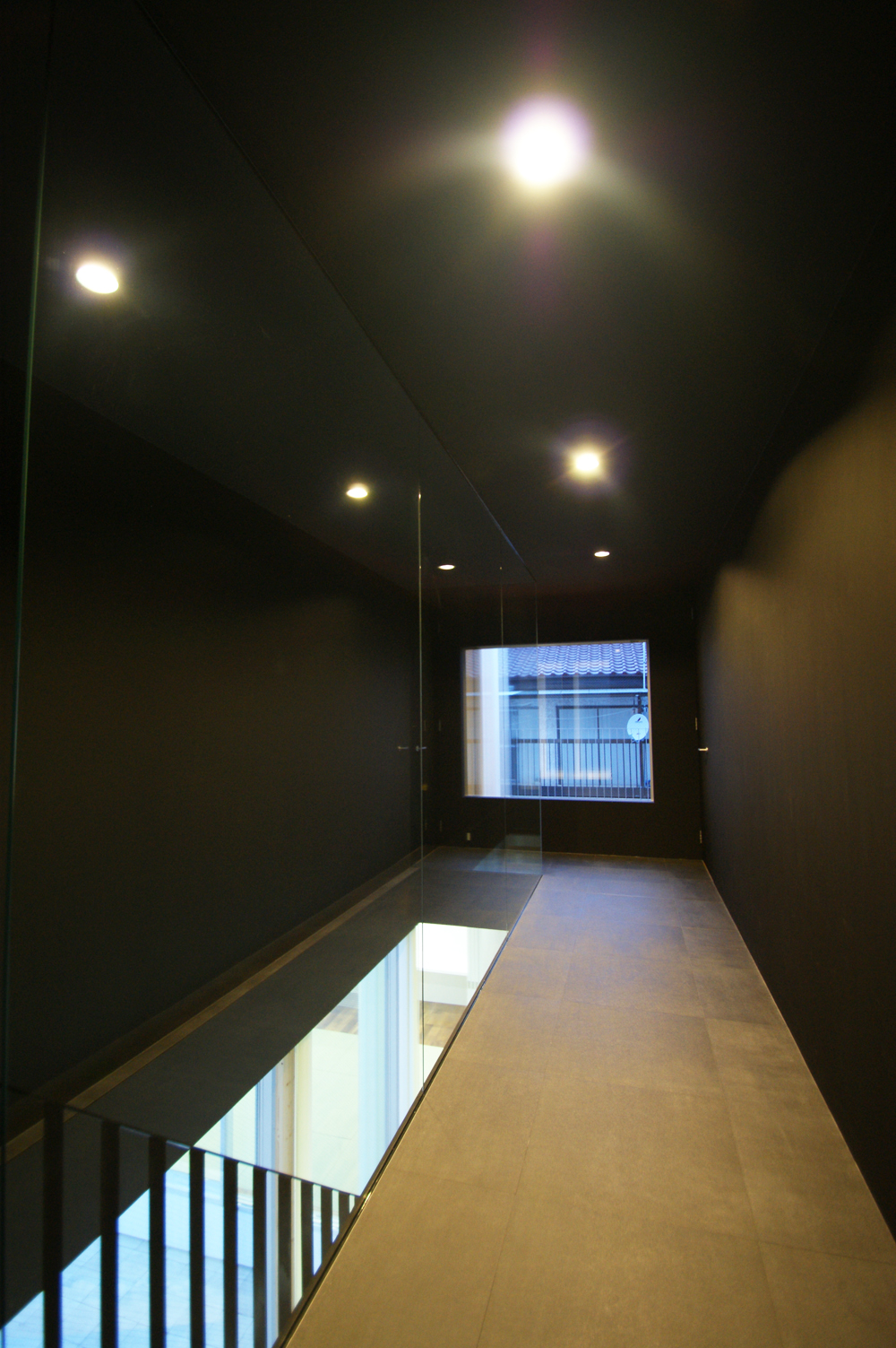 階段横のガラス壁が凛とした空気を生みだす、２階階段ホール