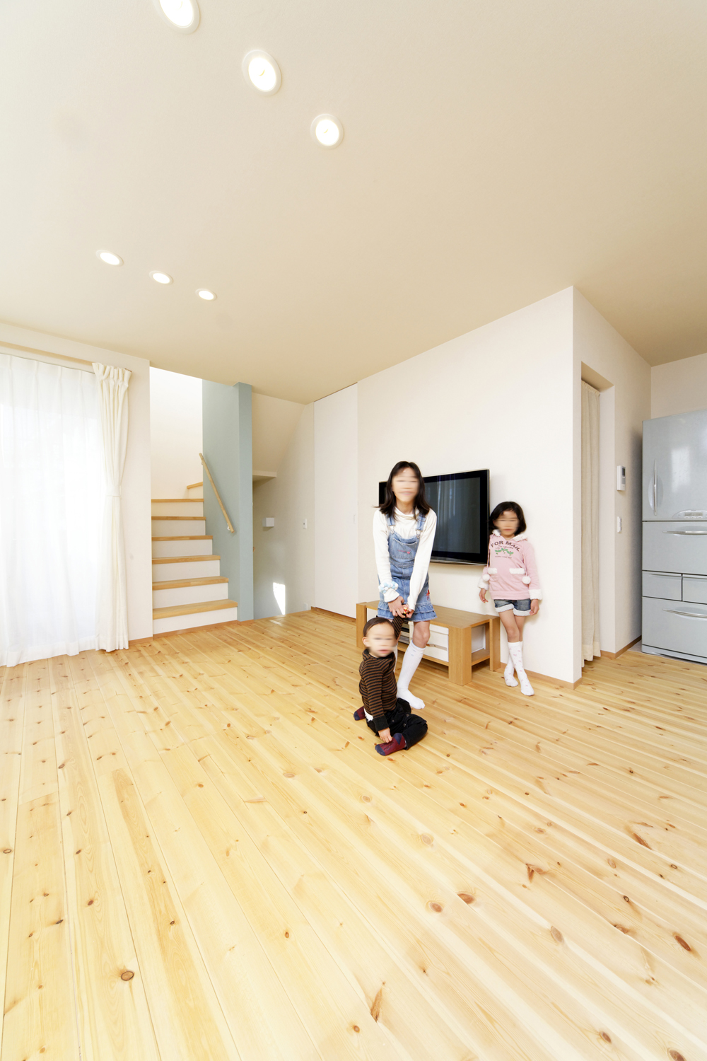 北欧をイメージし、壁の色をこわだり抜いた明るいＬＤＫ