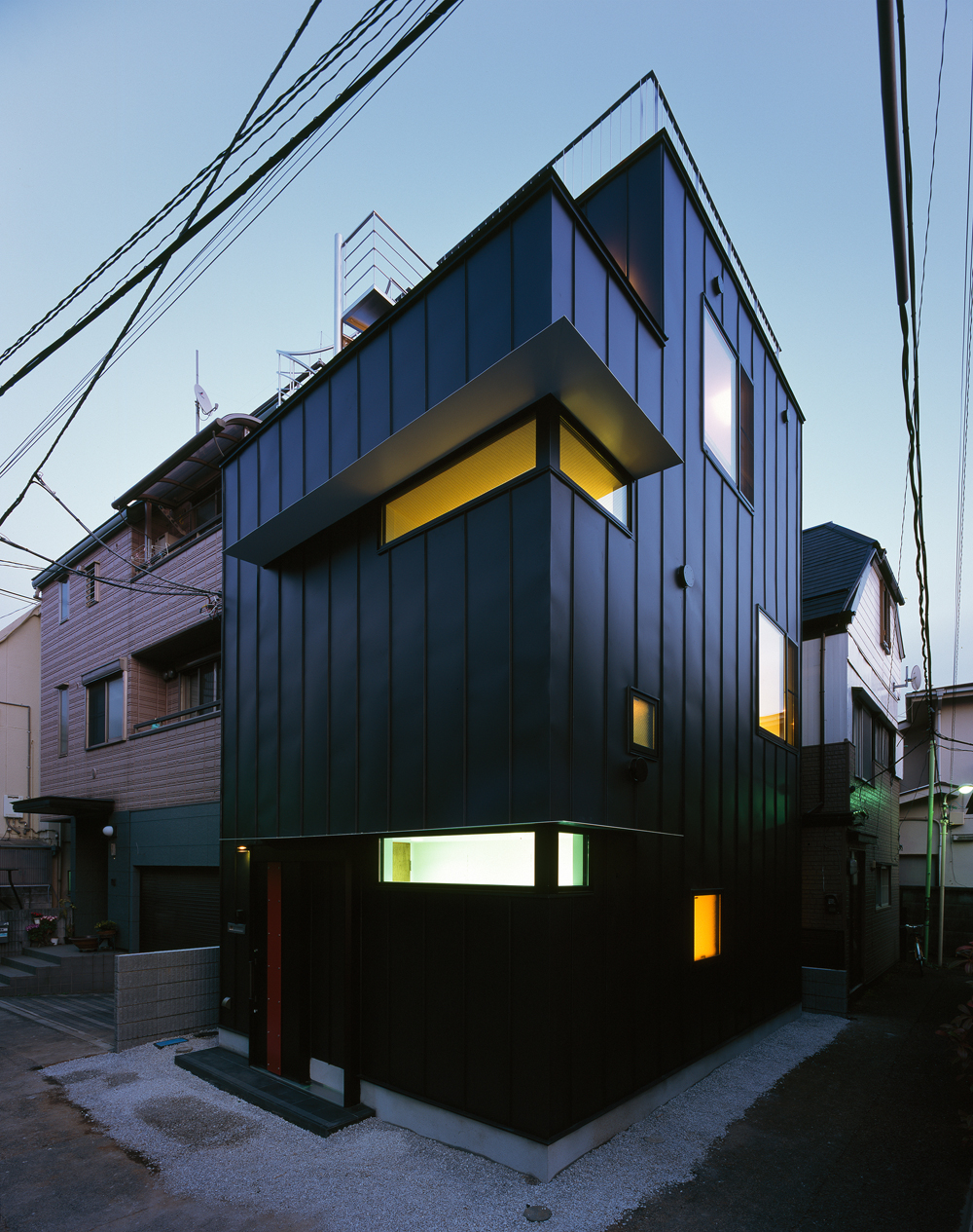 一枚板の庇を2面に使用し、素材のシャープさをアピールした北西面外観