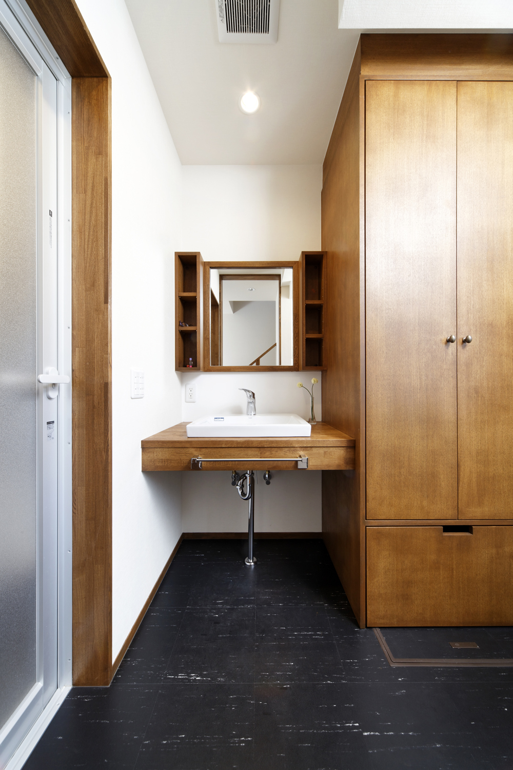 木のあじわいが美しい、シンプルな家具のような洗面台