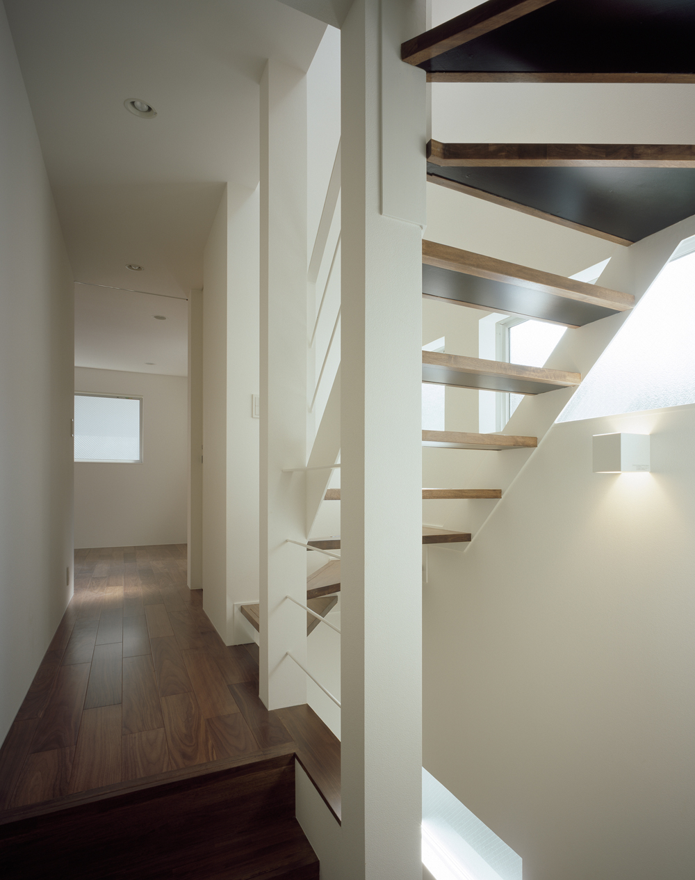 光を階下まで落とす、軽やかな抜け感を感じる階段