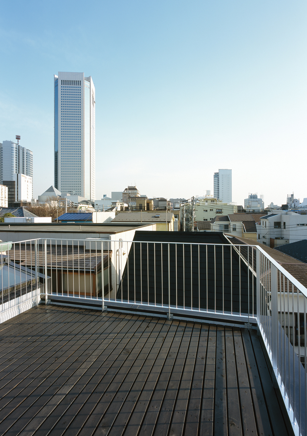 美しい夜空と戯れる時間が待ち遠しい、都心に建つコンパクトな３階建ての屋上