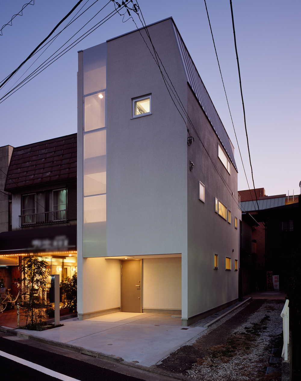 駅に面する側の外壁の開口部を１箇所にし、外壁を二重構造にした北西面外観