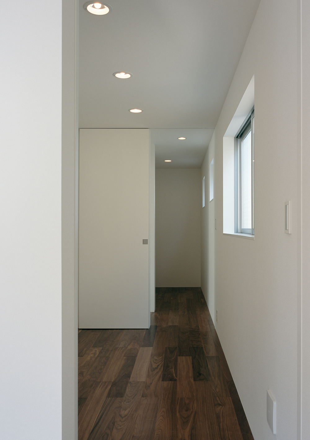 細長い土地をうまく利用した、ウォーキングクローゼット＋寝室