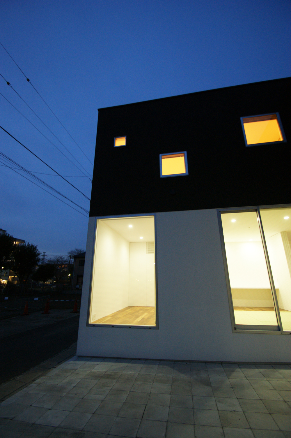 家自体が照明器具のような、大小の窓から見える光が美しい外観