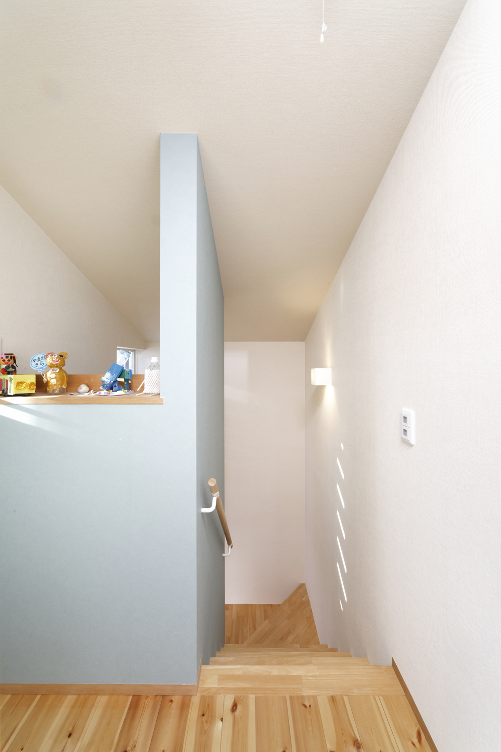 遠近法で奥行きを感じるよう、屋根の傾斜と合わせた緩やかな階段