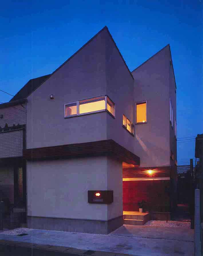 白い外壁に、ふんわりと光る優しくたおやかな光が心落ち着く夜の外観
