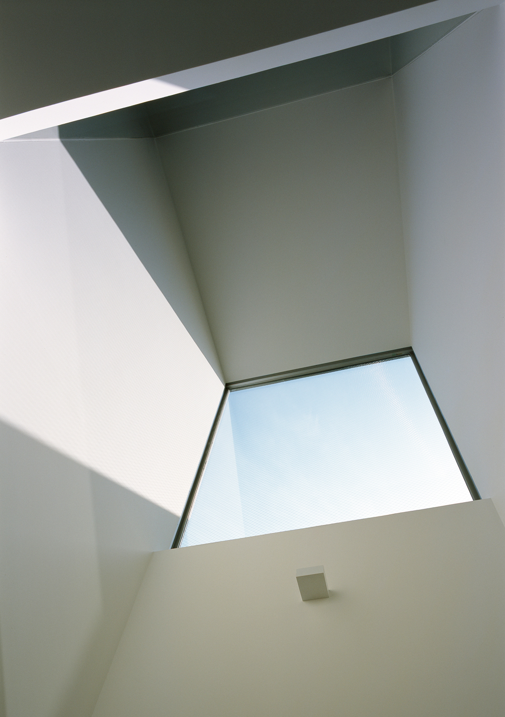 ハイサイドから美しい光のラインが注がれる、玄関上部吹き抜け