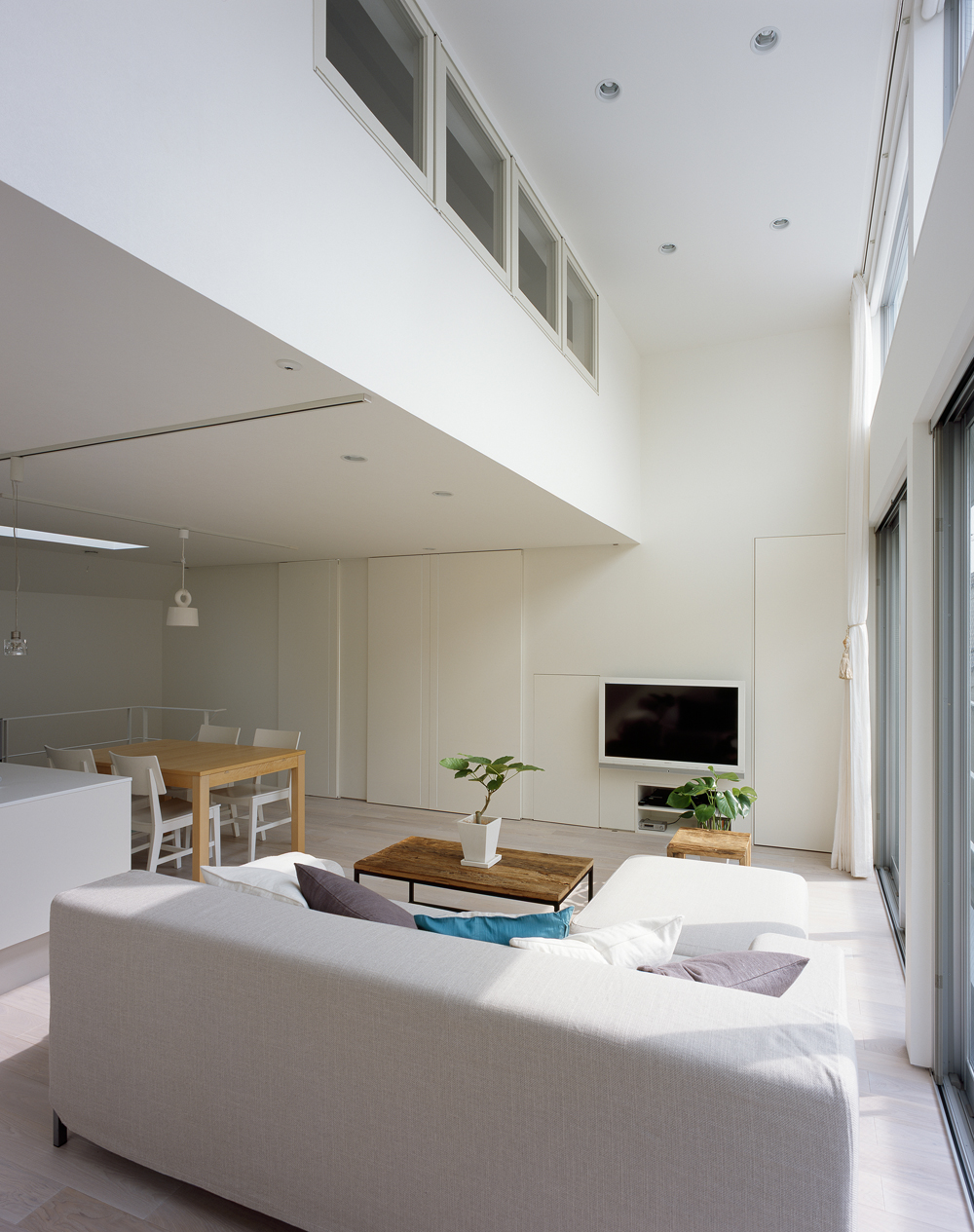 窓に面した吹き抜けが、採光の美しさ安らぎを感じるＬＤＫ