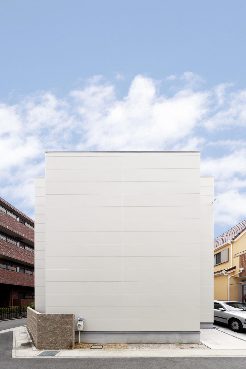 箱と一枚の板を組合わせたように見える、シンプルな立体物のような北面外観