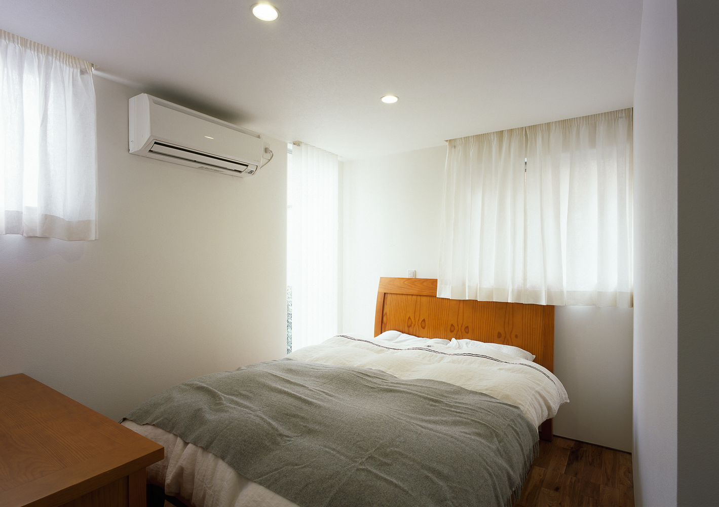 窓を多めにした、湿気知らずの気持ちいいコンパクトな寝室