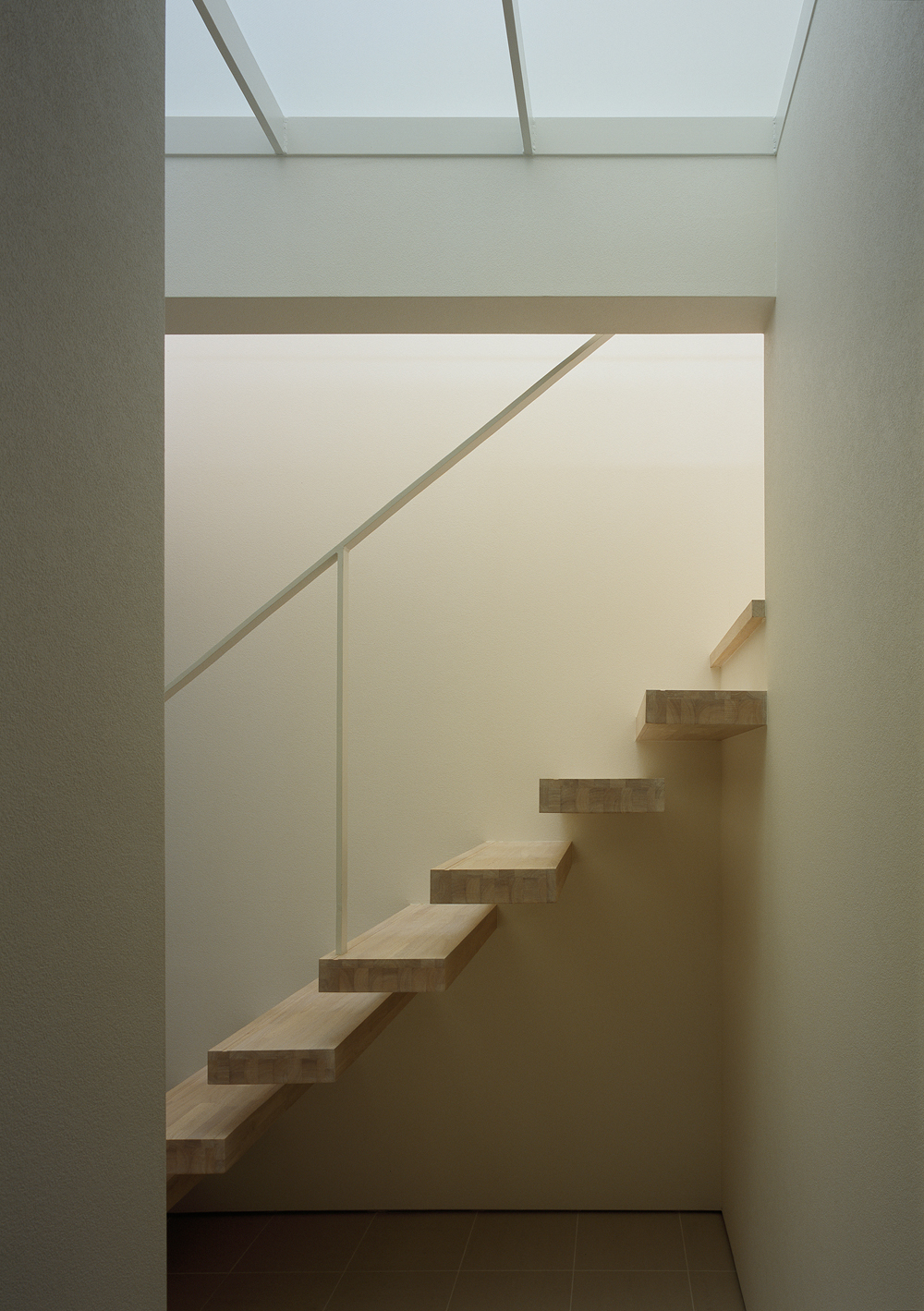 厚みのある集成材でできた、壁から生える階段のような佇まい