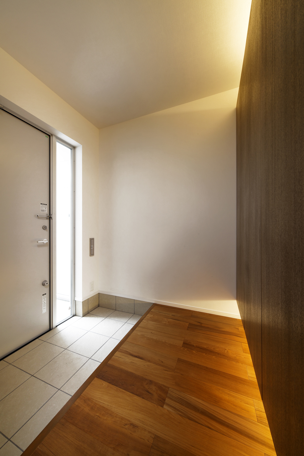 正面にシューズボックスのある 横に長い玄関ホール Fevecasa フェブカーサ