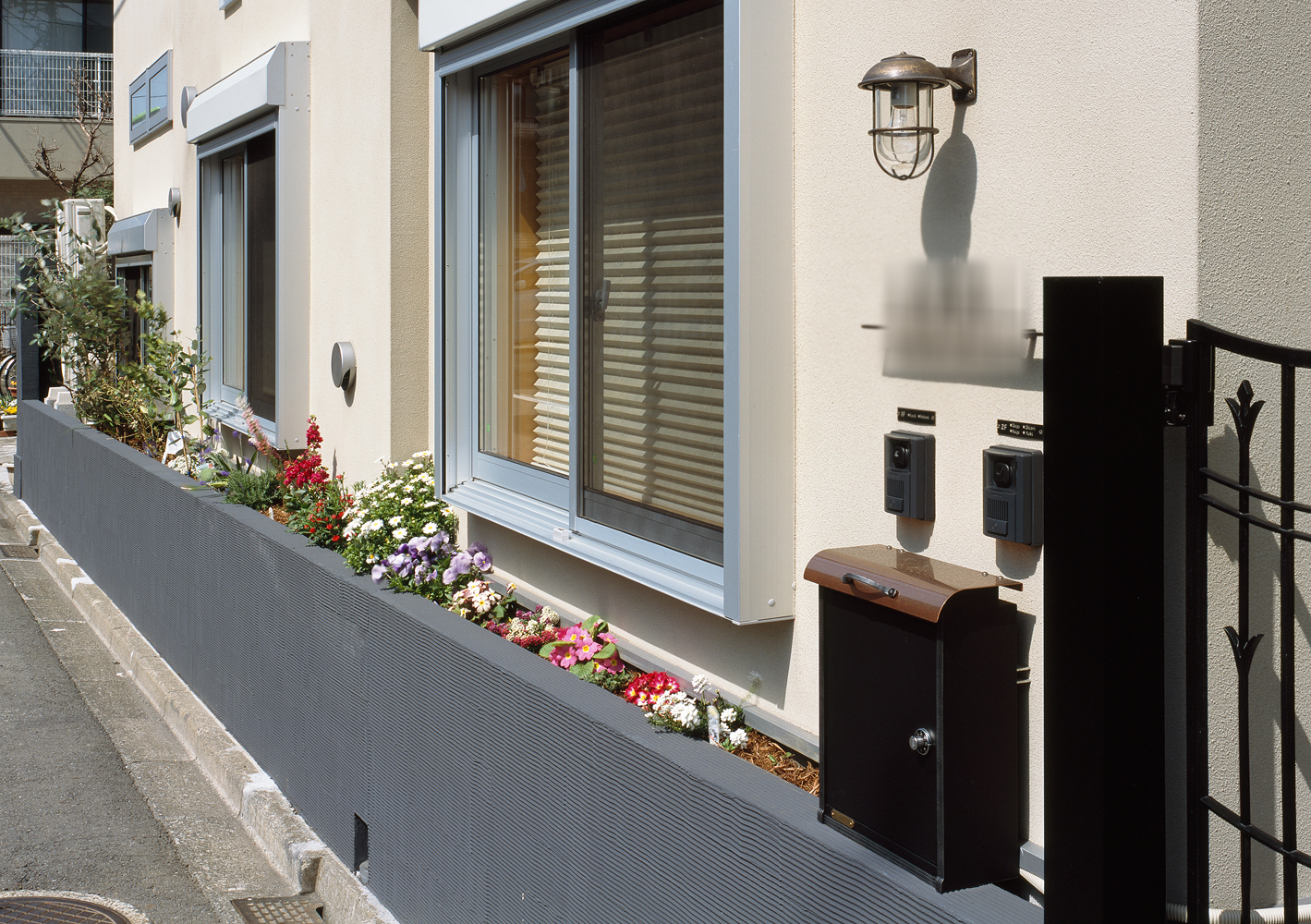 外塀＋外壁＋花壇をミックスさせた、工夫ある狭小住宅の外観