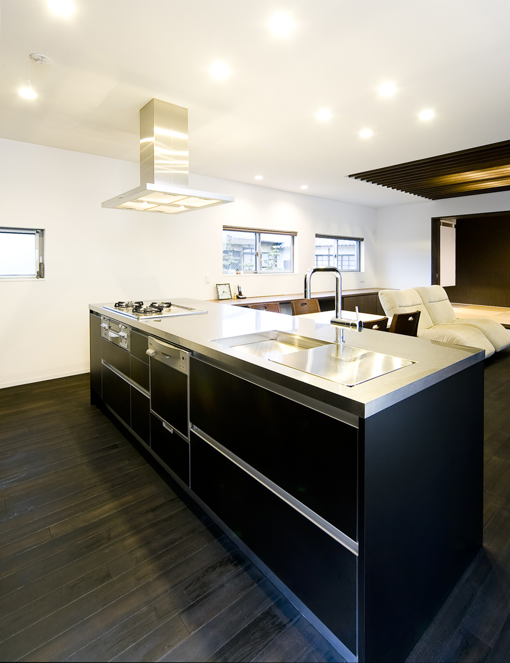 フラットなステンレス天板が美しい、アイランド型のキッチン