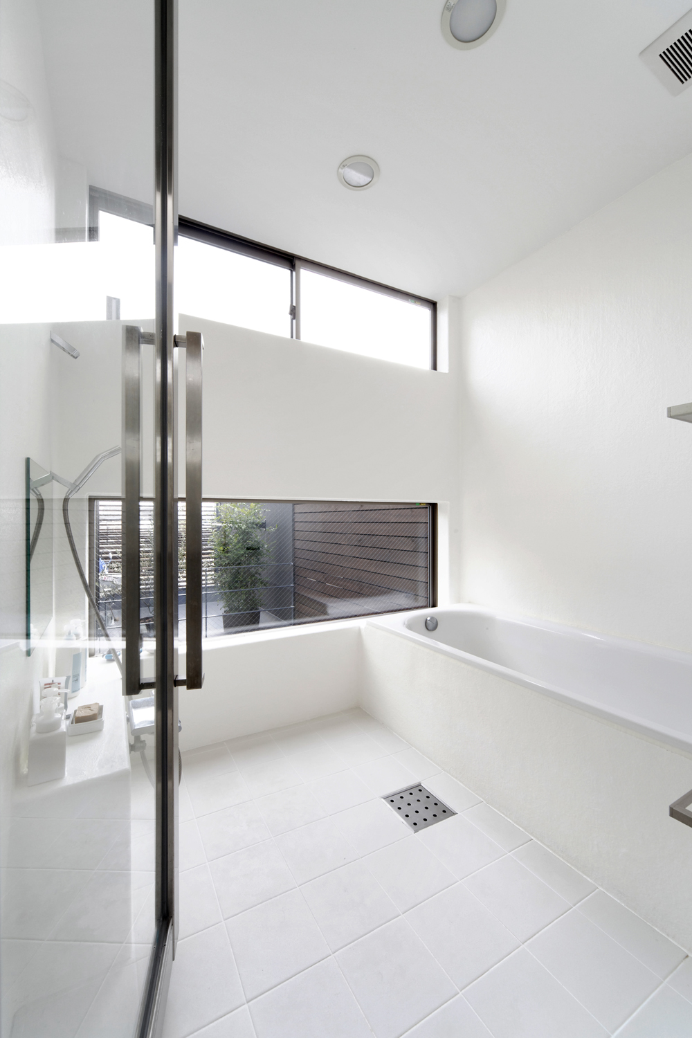 中庭を楽しみながらのんびりと入浴できる、天井高のある広々とした浴室