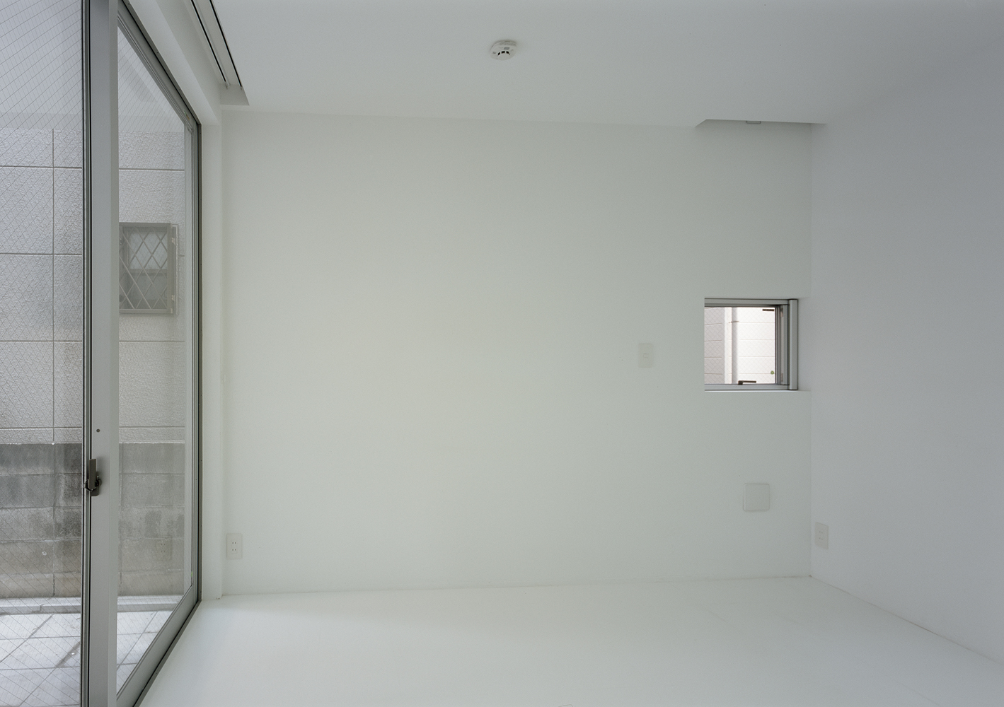 芯のある白さと、計算されつくした小さな窓が凛とした空気を感じる個室