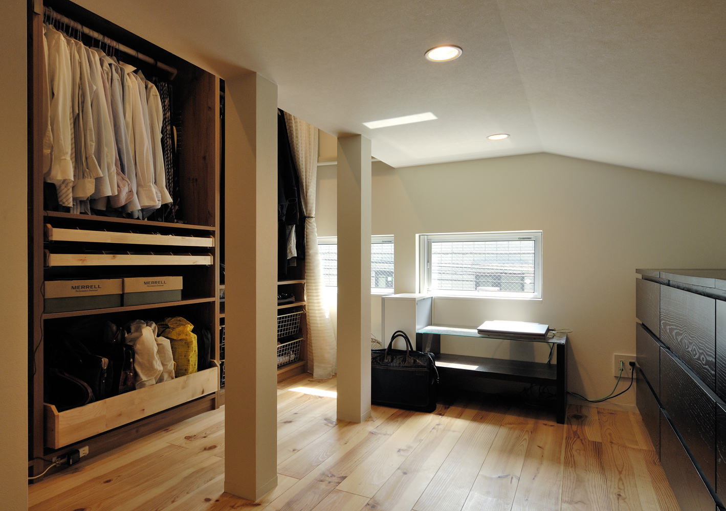 ロフトの傾斜をうまく活かした、収納力のあるクローゼットスペース