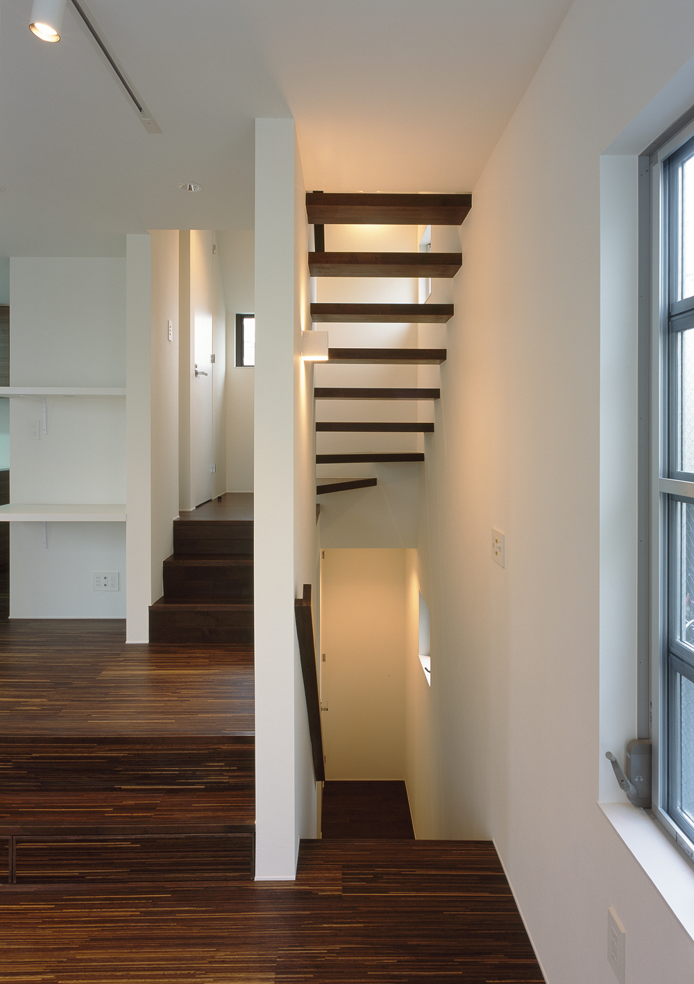 フローリングから軽やかに出てききたような、上フロアに導く階段