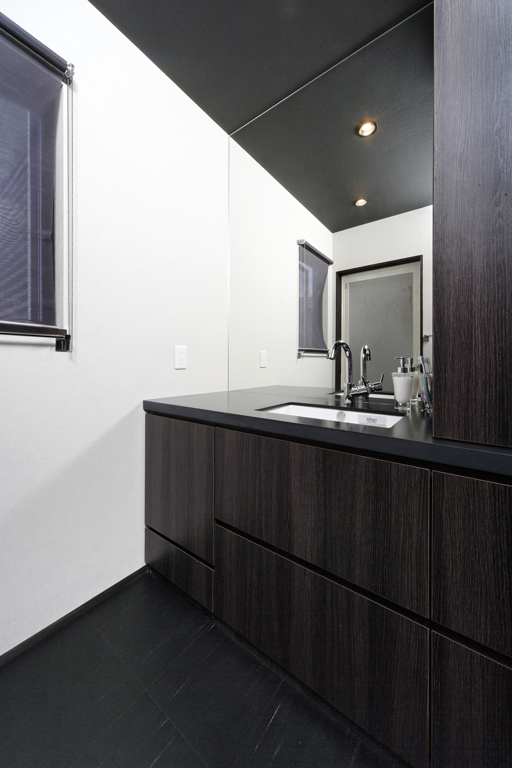 収納内に入れ込んだ、シンプルで清潔感ある鏡貼りの洗面