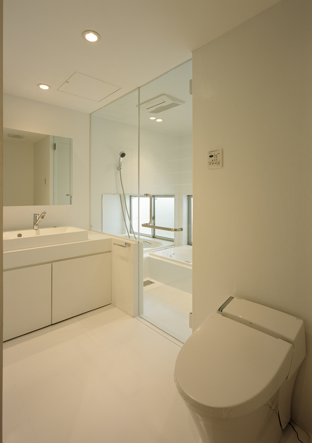 真っ白な空間とガラスでできた、衛生的で広々とした洗面・浴室・トイレ